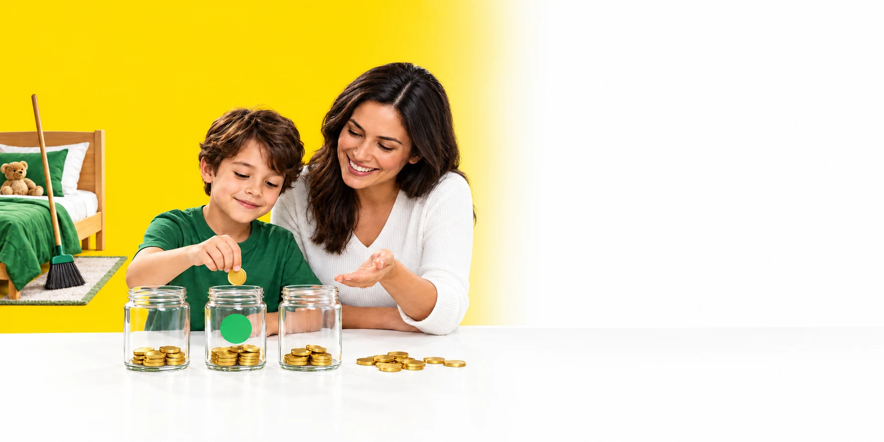 Mãe e filho organizam moedas em potes para aprender a poupar juntos.